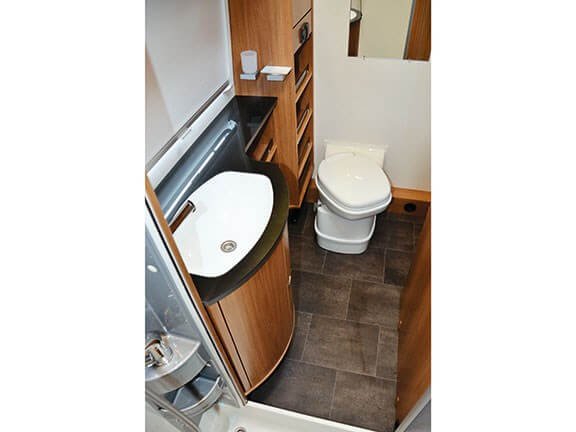 קראוון עם מקלחת ושירותים מרווחים